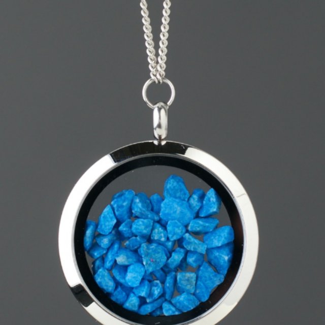 Amuletas su mėlynais akmenukais